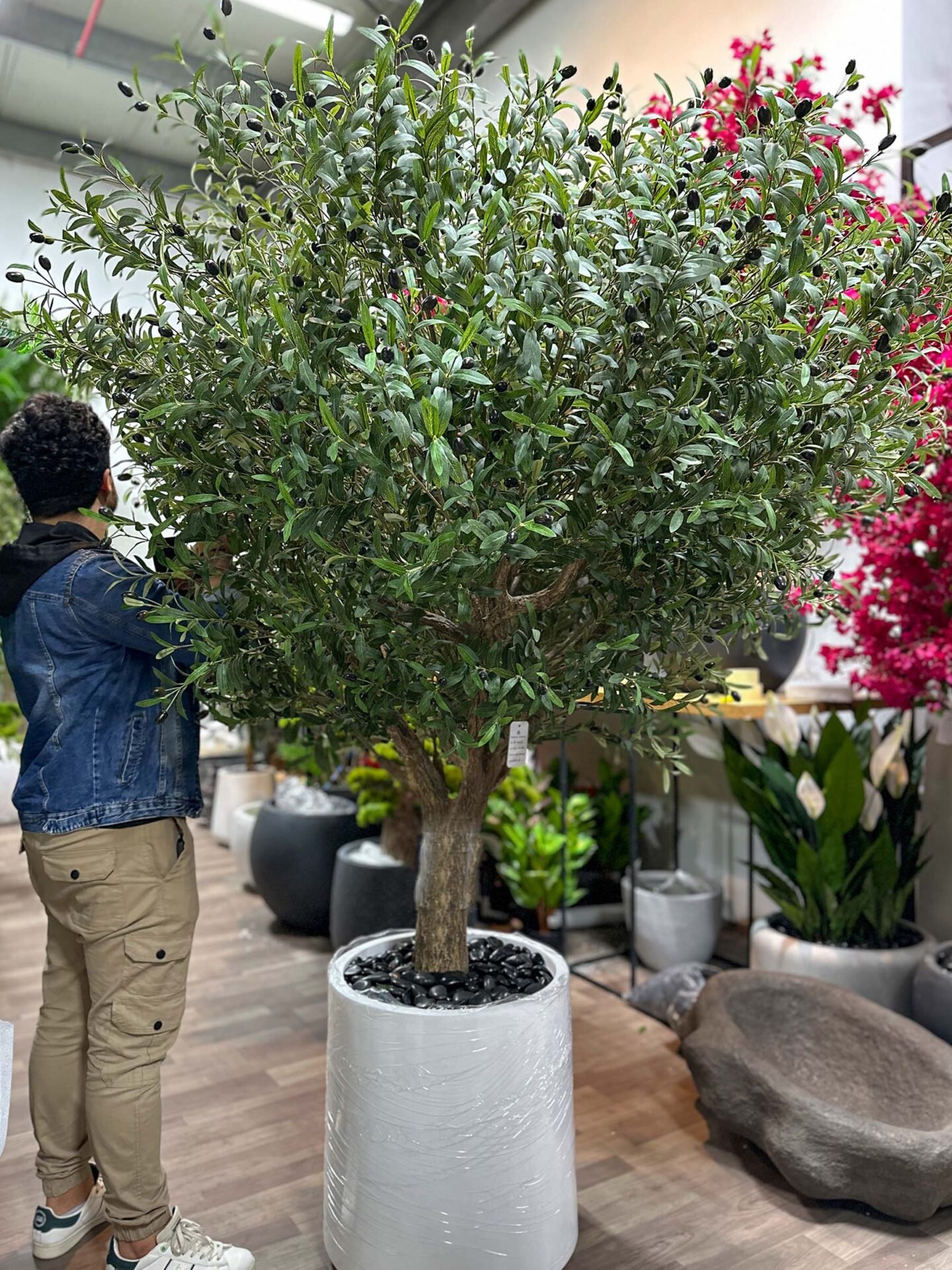 Bring life to any environment with our high-quality Artificial Olive Tree! A stylish solution that does not require care or seasonal changes.